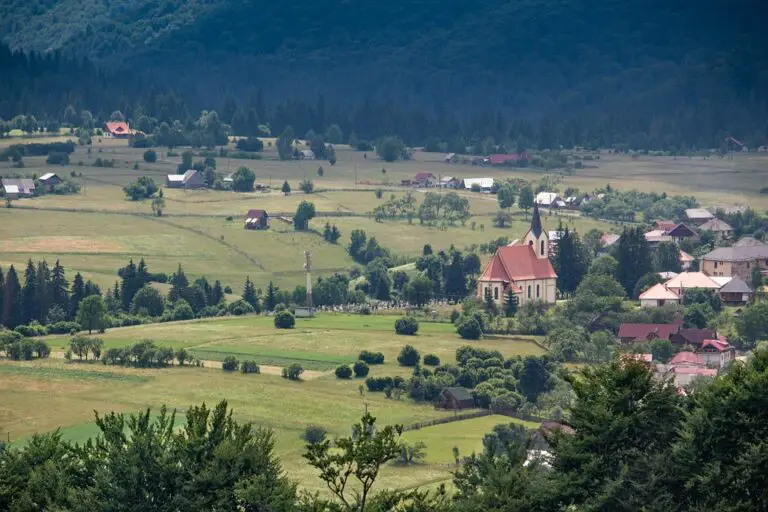 Uncovering the Hidden Gems of Câmpeni: Exploring Romania’s Untouched Beauty